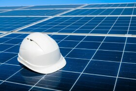 panneaux photovoltaïques avec un casque de chantier